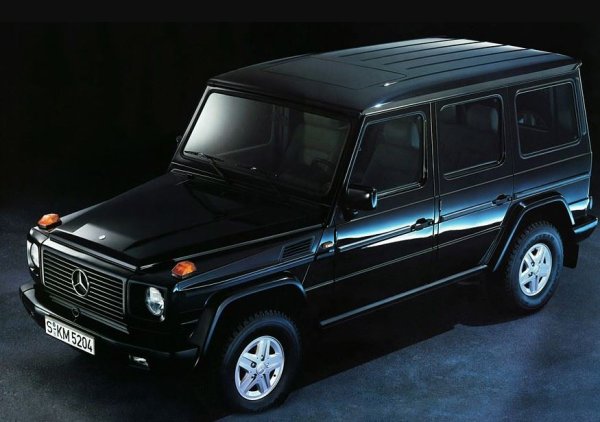 Всички Mercedes от сериите C, E и S-Class са красиви коли в началото на своята история. По-късните поколения на C-Class и E-Class ни разочароваха по отношение на материалите и надеждността им вече не е толкова голяма, но по принцип и тях можете да обичате. Но W460 се отличава - това е SUV и в своя клас беше много достойна машина. 

Ранните W463 с бензинови двигатели M103 и дизелови двигатели OM 603 също могат да бъдат обичани по много причини. Но когато през 1993 г. се появява версията G500 с V8 двигател от серията M117, човек вече може да се напрегне: Нещо беше объркано. През 1997 г. G500 е пуснат с двигател M113 с мощност от 296 к.с. с., а максималната скорост на надвишава 200 км/ч. 

През 2000 г. кабината, която по това време е почти като на лек автомобил, получава системата Comand и е пуснат най-добрият дизелов G400 с мощност 250 к.с. с., а G55 AMG предлага дори повече - 354 к.с.